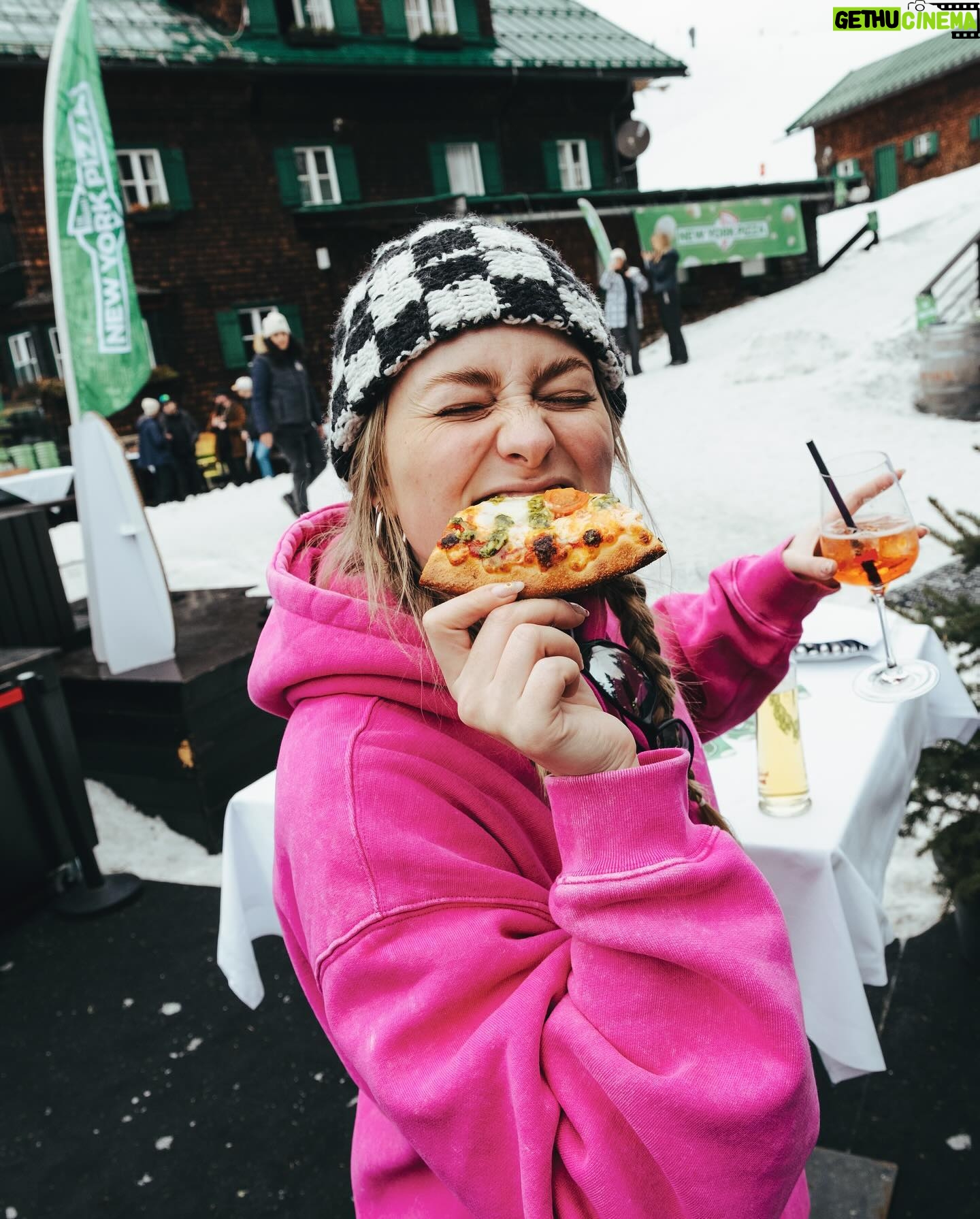 Marije Zuurveld - 15.5K Likes - Kan Mama Lauda NIET MEER HOREN maar weet wel: de aprĆØs ski is beter voor mij dan die berg af (mijn board en ik hebben het 15 minuten heeeeel leuk gehad maar hier scheiden toch echt onze wegen šš)
Thankyou @newyorkpizza_nl voor een fantastisch weekend š