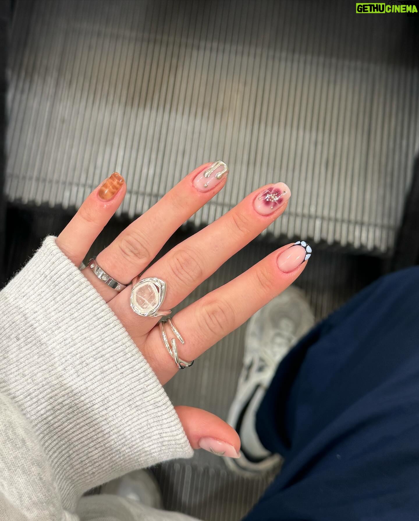 Marije Zuurveld Instagram - 🗑️🗑️🗑️ - grootste nepbril die ik kon vinden - 😡😡 *haat de douche* - nagelsalon zuurveld did it again 💅🏼 - before tijdens de repetities - het echte werk @worldskillsnl - nog ff sparen voor die grote prijs - maandelijkse ❌❌❌ wandeling
