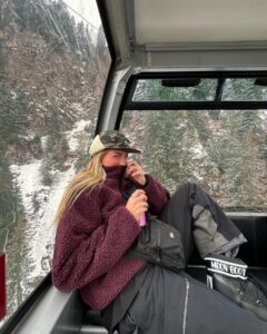 Marije Zuurveld Instagram - Kleine throwback naar de meest chaotische dagen van maart… En de vlog van deze skitrip staat NU ONLINE op YT! 🫶🏼🏂🍻