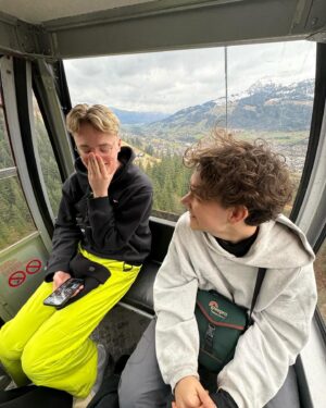 Marije Zuurveld Instagram - Kleine throwback naar de meest chaotische dagen van maart… En de vlog van deze skitrip staat NU ONLINE op YT! 🫶🏼🏂🍻