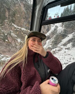 Marije Zuurveld Instagram - Kleine throwback naar de meest chaotische dagen van maart… En de vlog van deze skitrip staat NU ONLINE op YT! 🫶🏼🏂🍻