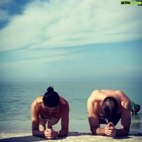 Marika Domińczyk Instagram - It’s Monday!!! Grab your boo and get to #planking… while you are at it check out a new episode of @bigleapfox tonight! @scottkfoley #marikaplanksquad #coupleswhoworkout #almosttheholidays #getfit #stayfit #dontquit