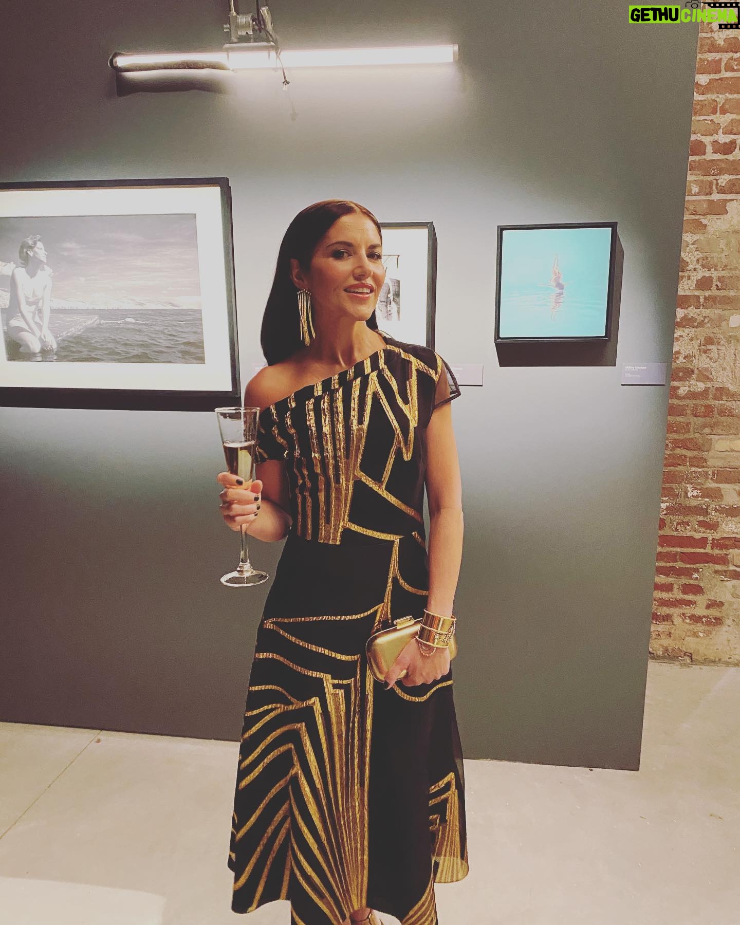 Marika Domińczyk - 5.4K Likes - The CLOTHES tho!!! 🔥💥🌟 @lynpaolo & @laurafrecon are #costumedesigner #goals Thank you for making Talia look so #fierce ♥️ @inventinganna #inventinganna @shondaland @netflix