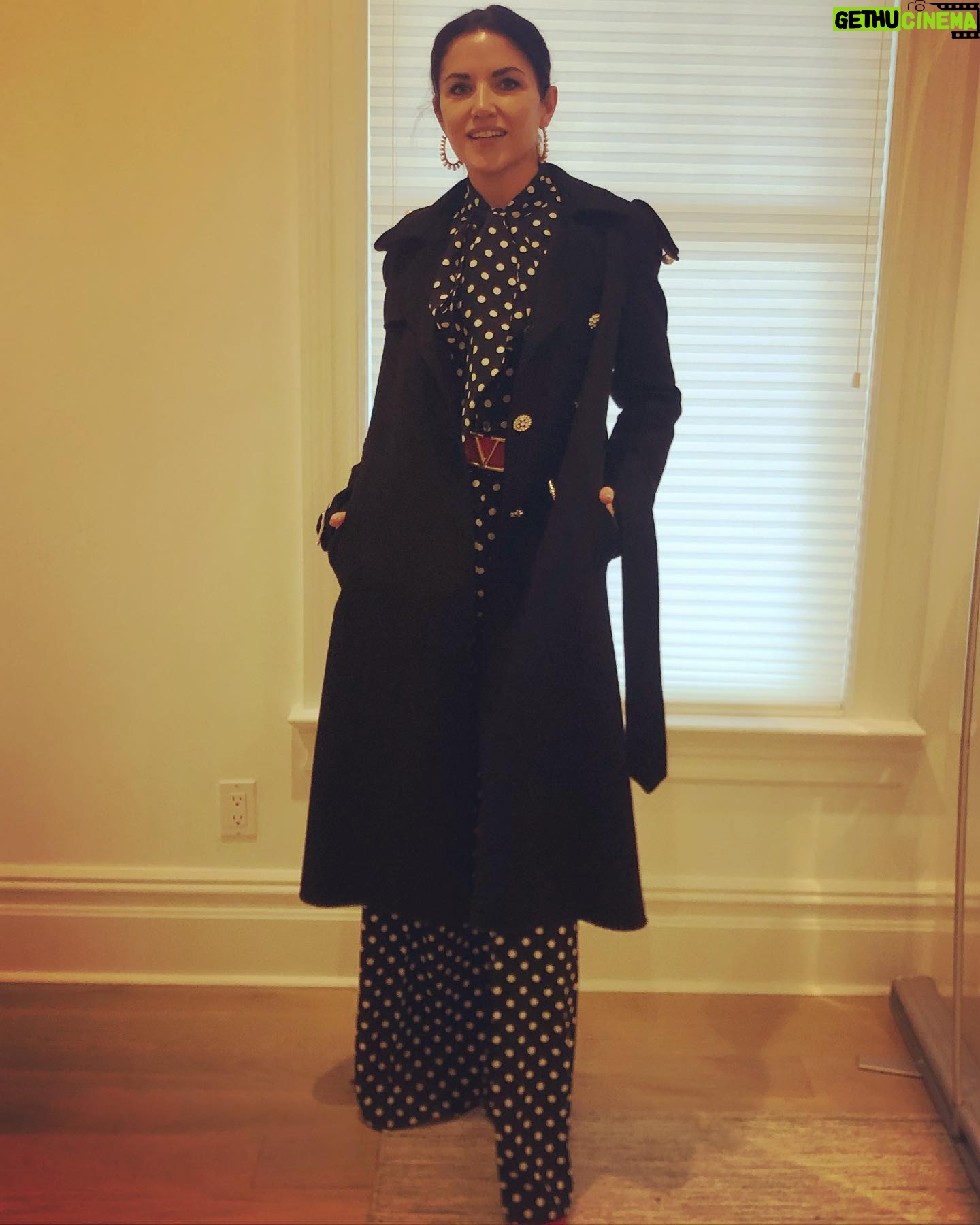 Marika Domińczyk - 5.4K Likes - The CLOTHES tho!!! 🔥💥🌟 @lynpaolo & @laurafrecon are #costumedesigner #goals Thank you for making Talia look so #fierce ♥️ @inventinganna #inventinganna @shondaland @netflix