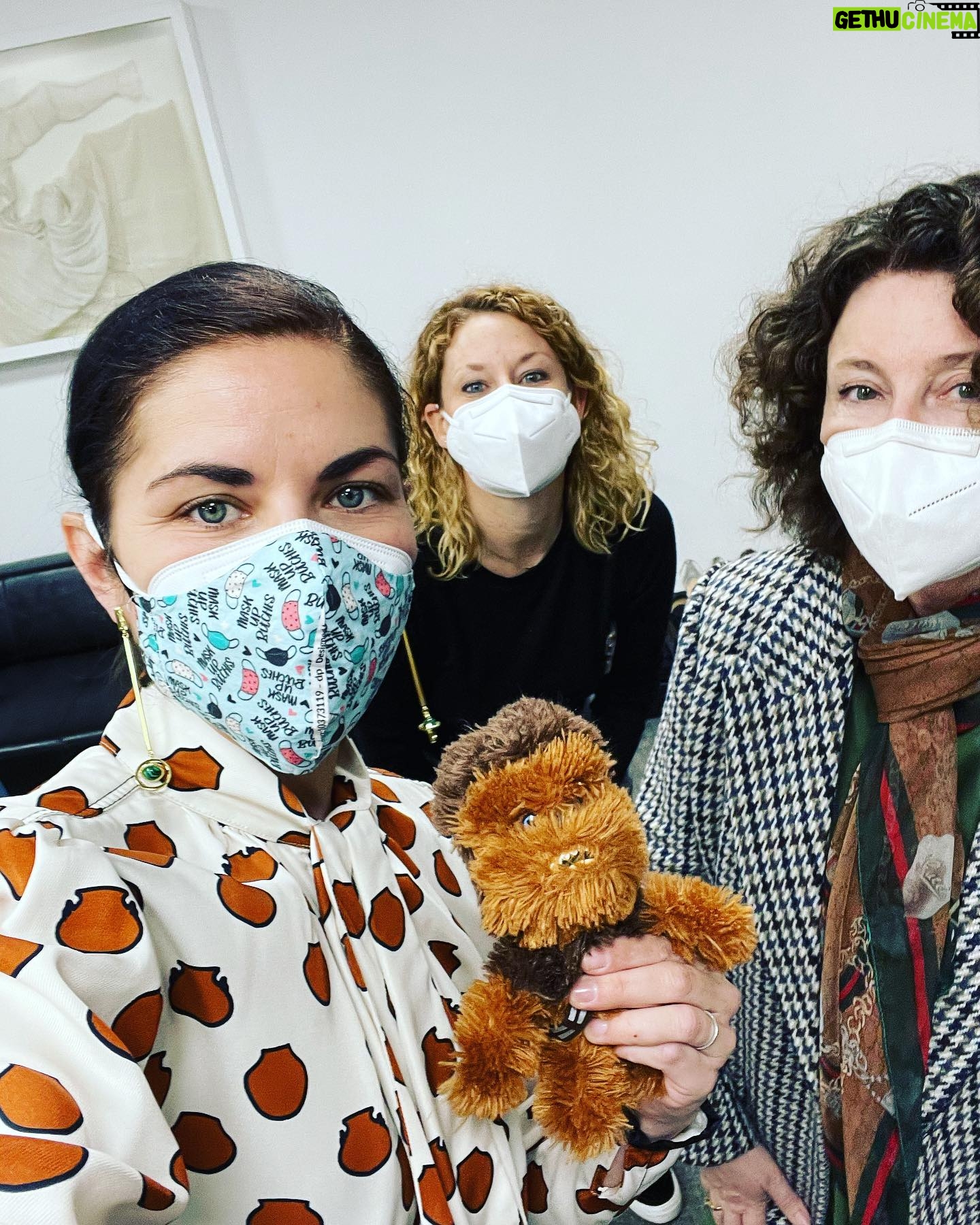 Marika Domińczyk - 5.4K Likes - The CLOTHES tho!!! 🔥💥🌟 @lynpaolo & @laurafrecon are #costumedesigner #goals Thank you for making Talia look so #fierce ♥️ @inventinganna #inventinganna @shondaland @netflix