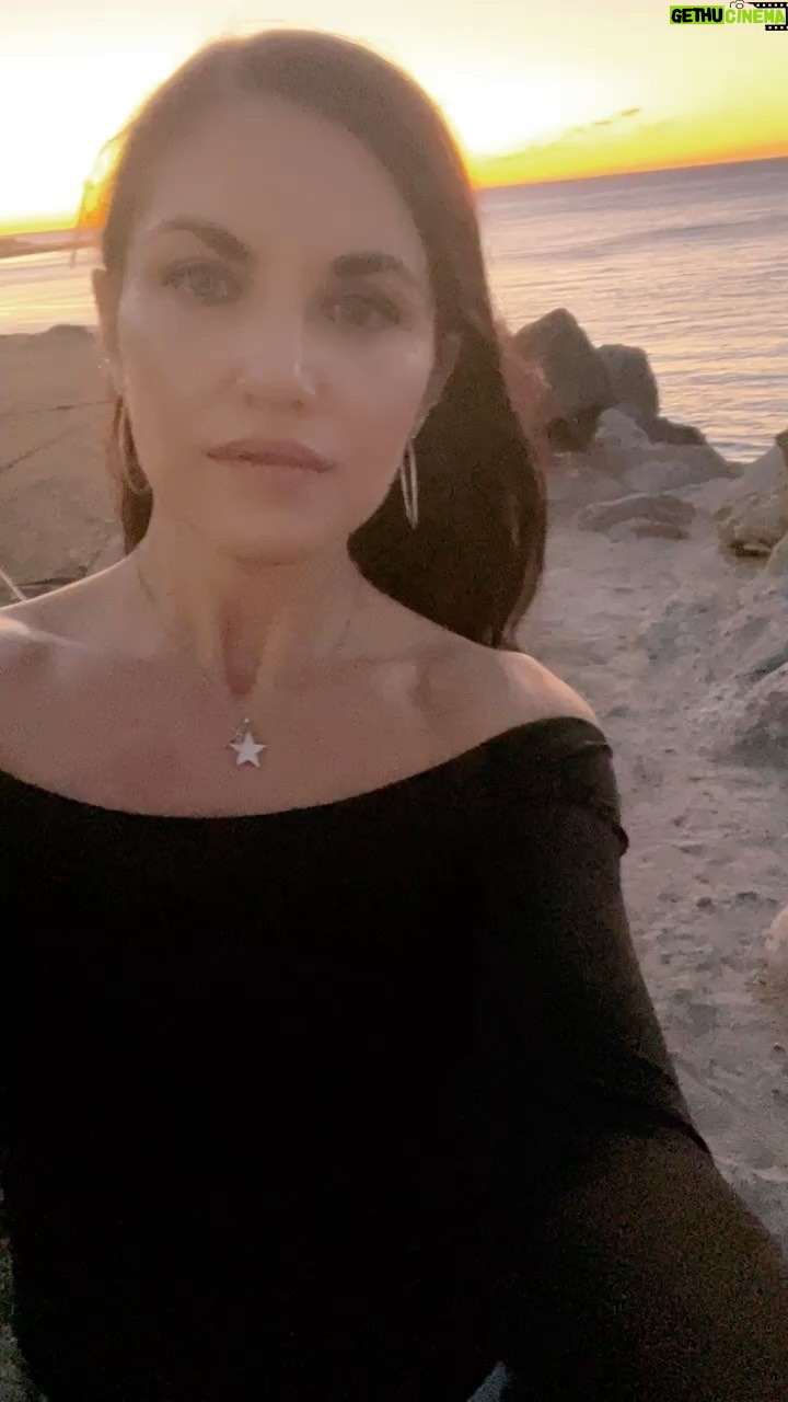 Marika Domińczyk Instagram - ☀️🎬💕👌🏼… #workingmom Up next checkout @inventinganna on @netflix on Friday 2/11/2022 🙌🏼@shondaland #inventinganna #scandalfam (This pic not from the shoot 😉)