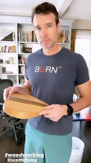 Marika Domińczyk Instagram - He loves me. And I love his #wood. 🤣 @scottkfoley #woodworking #galentinesday 💕