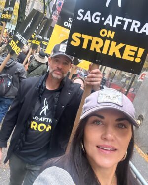 Marika Domińczyk Instagram - One day longer. One day stronger. As long as it takes! In #solidarity #power2performers @scottkfoley #sagaftrastrong #SagAftraStrike