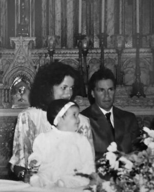 Marilou Instagram - Bonne fête mon papa. Le plus dévoué. 

Je t’aime tant. 

(la seule chose que je ne te pardonnerai jamais c’est d’avoir laissé maman me coiffer comme sur la dernière image!!) 

@johnnybizbiz @lisedupuis