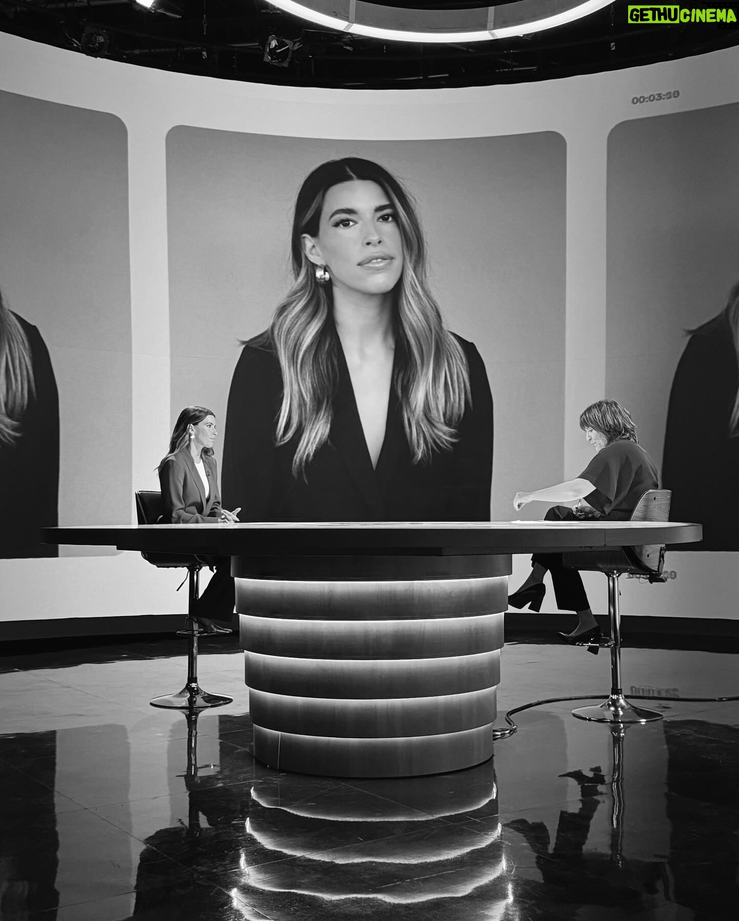 Marilou Instagram - Merci @mlarsenault pour ce bel entretien à @danslesmedias qui sera diffusé ce soir sur les ondes de @telequebec ! J’ai beaucoup de respect pour le professionnalisme et la soif de vérité de cette animatrice. Même si c’est parfois difficile de répondre spontanément à ses bonnes et complexes questions, elle nous sort des entrevues convenues et le respect avec lequel elle ose explorer la réalité de ses invités prouve qu’on peut questionner et s’intéresser à toutes les facettes d’une personnalité publique sans tomber dans la glorification ou dans l’humiliation. Et c’est bien je trouve.