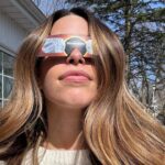Marilou Instagram – Mi-avril dump. 

De la passion de ma grande pour Martine, au moment où j’ai réalisé qu’on n’est plus – toujours – malade comme durant les années de la petite enfance et que c’est génial. 

De ma première répétition avec mon band à l’éclipse. 

D’une immersion dans l’art visuel avec une petite perle, au début des tournages de (insérez le nom ici parce que je ne peux le faire moi).

Pour finir avec l’œuvre d’une psychanalyste qui me touche profondément, surtout après les années que je viens de vivre au plan personnel. Que ce qui ressemble à des mots ne dise vraiment rien ou absolument tout @galerie_c.o.a 

🫶