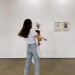 Marilou Instagram – Mi-avril dump. 

De la passion de ma grande pour Martine, au moment où j’ai réalisé qu’on n’est plus – toujours – malade comme durant les années de la petite enfance et que c’est génial. 

De ma première répétition avec mon band à l’éclipse. 

D’une immersion dans l’art visuel avec une petite perle, au début des tournages de (insérez le nom ici parce que je ne peux le faire moi).

Pour finir avec l’œuvre d’une psychanalyste qui me touche profondément, surtout après les années que je viens de vivre au plan personnel. Que ce qui ressemble à des mots ne dise vraiment rien ou absolument tout @galerie_c.o.a 

🫶