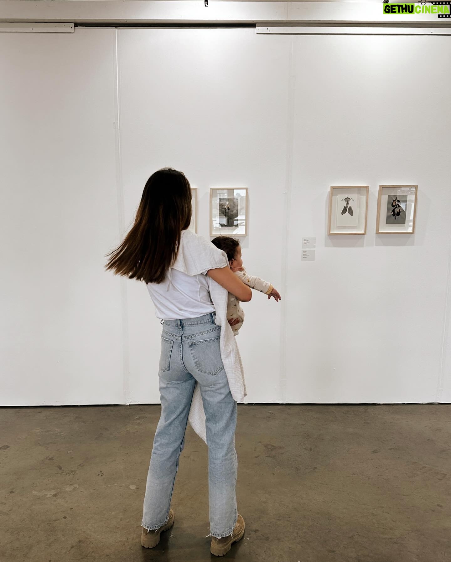 Marilou Instagram - Mi-avril dump. De la passion de ma grande pour Martine, au moment où j’ai réalisé qu’on n’est plus - toujours - malade comme durant les années de la petite enfance et que c’est génial. De ma première répétition avec mon band à l’éclipse. D’une immersion dans l’art visuel avec une petite perle, au début des tournages de (insérez le nom ici parce que je ne peux le faire moi). Pour finir avec l’œuvre d’une psychanalyste qui me touche profondément, surtout après les années que je viens de vivre au plan personnel. Que ce qui ressemble à des mots ne dise vraiment rien ou absolument tout @galerie_c.o.a 🫶