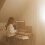 Marilou Instagram – C’est particulier d’annoncer un projet en cours de réalisation qui a pour but de suivre un processus pendant une année complète. Je ne sais pas exactement où ça mènera mais je sais que c’est déjà très touchant 🤍 

Alors je dépose ici un extrait du communiqué de presse ; 

« Le documentaire de 60 minutes, produit par @proddeferlantes en collaboration avec Québecor Contenu et réalisé par @mimiwonka, suit le processus du retour à la musique de l’artiste et femme d’affaires, Marilou. 

À seulement 33 ans, Marilou a déjà connu un parcours impressionnant, teinté de pressions constantes de performance qui ont laissé des séquelles très concrètes qui se ressentent encore aujourd’hui. Après beaucoup d’étapes de guérison, elle reprend le contrôle de sa vie, à un point tel qu’elle souhaite se réapproprier sa relation avec l’univers de la musique. »

En 2024 sur @tvareseau