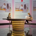 Marilou Instagram – Merci @mlarsenault pour ce bel entretien à @danslesmedias qui sera diffusé ce soir sur les ondes de @telequebec ! 

J’ai beaucoup de respect pour le professionnalisme et la soif de vérité de cette animatrice. 

Même si c’est parfois difficile de répondre spontanément à ses bonnes et complexes questions, elle nous sort des entrevues convenues et le respect avec lequel elle ose explorer la réalité de ses invités prouve qu’on peut questionner et s’intéresser à toutes les facettes d’une personnalité publique sans tomber dans la glorification ou dans l’humiliation. Et c’est bien je trouve.