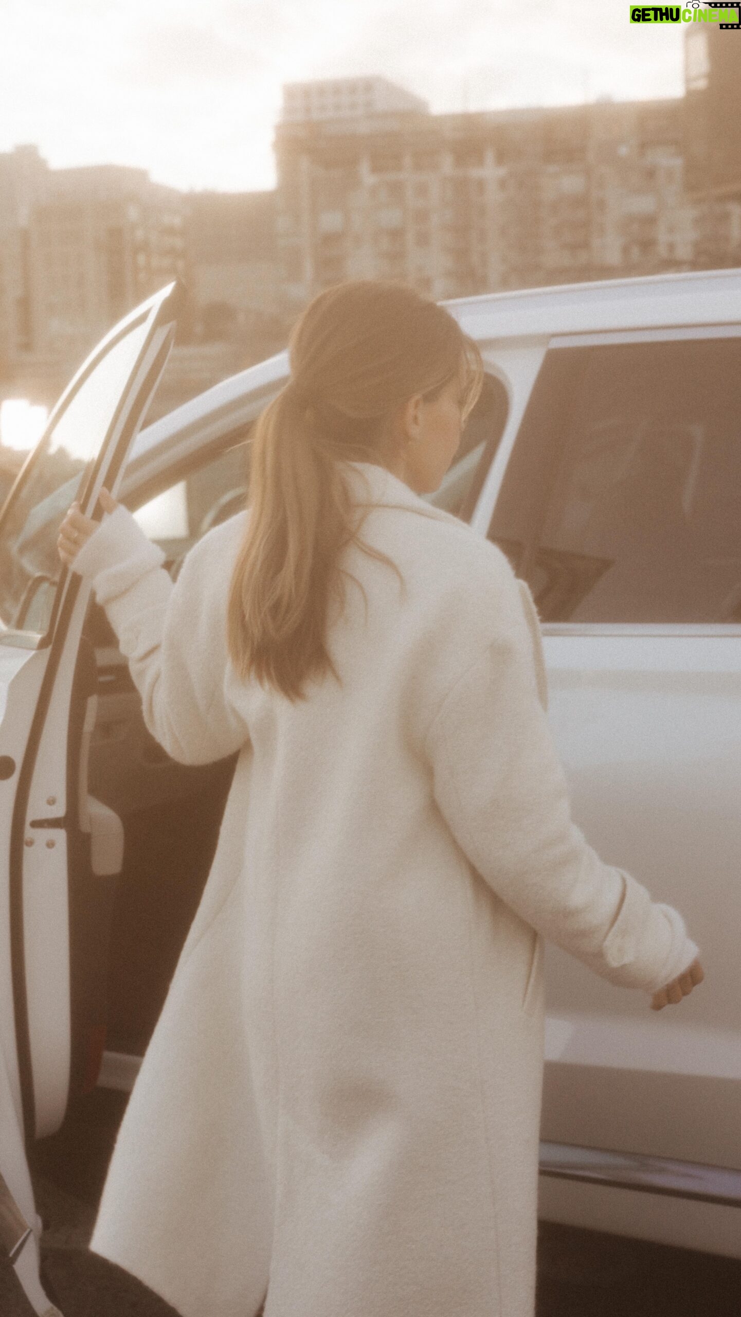 Marilou Instagram - La vérité c’est que j’ai toujours eu beaucoup de difficulté à garder ma voiture propre. C’est devenu incontrôlable quand je suis devenue mère 😅 Mais dernièrement je me suis liée d’amitié avec la maman d’une amie de Rose qui est la définition même de la mère organisée et qui, au lieu de me faire sentir poche, m’a vraiment motivée à m’améliorer au niveau organisationnel. Je lui ai demandé de m’aider à organiser mon Palisade (aka ma deuxième maison) et ça fait déjà plusieurs semaines que je le maintiens comme ça et c’est incroyable la différence… en plus de motiver mes filles à se ramasser! Alors on a fait une petite vidéo (mes préférées à regarder!), en espérant que ça vous donne le goût 🫢🤍