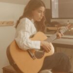 Marilou Instagram – C’est particulier d’annoncer un projet en cours de réalisation qui a pour but de suivre un processus pendant une année complète. Je ne sais pas exactement où ça mènera mais je sais que c’est déjà très touchant 🤍 

Alors je dépose ici un extrait du communiqué de presse ; 

« Le documentaire de 60 minutes, produit par @proddeferlantes en collaboration avec Québecor Contenu et réalisé par @mimiwonka, suit le processus du retour à la musique de l’artiste et femme d’affaires, Marilou. 

À seulement 33 ans, Marilou a déjà connu un parcours impressionnant, teinté de pressions constantes de performance qui ont laissé des séquelles très concrètes qui se ressentent encore aujourd’hui. Après beaucoup d’étapes de guérison, elle reprend le contrôle de sa vie, à un point tel qu’elle souhaite se réapproprier sa relation avec l’univers de la musique. »

En 2024 sur @tvareseau