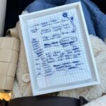 Marilou Instagram – Mi-avril dump. 

De la passion de ma grande pour Martine, au moment où j’ai réalisé qu’on n’est plus – toujours – malade comme durant les années de la petite enfance et que c’est génial. 

De ma première répétition avec mon band à l’éclipse. 

D’une immersion dans l’art visuel avec une petite perle, au début des tournages de (insérez le nom ici parce que je ne peux le faire moi).

Pour finir avec l’œuvre d’une psychanalyste qui me touche profondément, surtout après les années que je viens de vivre au plan personnel. Que ce qui ressemble à des mots ne dise vraiment rien ou absolument tout @galerie_c.o.a 

🫶
