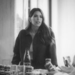 Marilou Instagram – « C’est pas du Montpellier c’est du Montellier! », la phrase que j’ai le plus souvent répétée en parlant de @montelliercanada depuis 7 ans. Je trouve ça hilarant et touchant à la fois que ça fasse partie intégrante de notre première campagne ensemble.
Je sais tout ce que ça représente pour une petite entreprise d’ici de mettre autant d’efforts pour promouvoir l’achat local.
MonTTTTellier c’est une eau de source Québécoise (et la meilleure de toutes) et non Carmen, y’a pas de P muet 🫧🤍😂