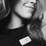 Marilou Instagram – Ça fait 10 ans cette semaine que j’ai arrêté de boire de l’alcool. Et ça fait 11 ans aujourd’hui que j’ai lancé mon entreprise. 

Je me souviens à l’époque que mon ancienne régie publicitaire m’avait mise en garde que d’imposer mes convictions personnelles à mon entreprise allait nous couper d’énormes revenus annuellement: je venais de décider de bloquer toutes bannières publicitaires sur mon site et toutes opportunités de collaborations en lien avec des marques d’alcool. 

Ce serait mignon de dire que j’aimerais retourner dans le temps pour rassurer la jeune femme de 23 ans que j’étais mais je savais que je prenais la meilleure décision.

Au-delà de tous les bienfaits au niveau physique et humain que m’apporte ce mode de vie sans alcool, arrêter de boire était aussi une manière concrète pour moi de soutenir les familles, les couples, les communautés et les individus qui souffrent à cause de l’alcool. Parce que je sais trop bien la violence et l’absence qu’elle peut causer. 

Mais encore aujourd’hui, je sais que je ne peux pas exposer cette réalité sans spécifier que je suis consciente qu’il est possible d’avoir une relation saine avec l’alcool et que j’ai un respect énorme pour les gens dont le plaisir et la liberté de consommer n’empiètent pas sur le plaisir et la liberté des autres. 

Si je suis vocale par rapport à ce choix intime c’est parce qu’il en est un – extrêmement – difficile à faire… même quand on sait que ce serait la bonne chose. La pression est si forte et les habitudes si ancrées. 

Je veux promouvoir le plaisir d’une vie sans alcool. Que tout ceux qui aspirent à arrêter mais qui n’osent pas, par manque de courage ou d’exemples, reçoivent ces mots comme le plus doux des encouragements 🤍