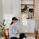 Marilou Instagram – Souvent j’ai l’impression qu’avoir une entreprise c’est comme partir prendre une marche avec une personne qui te suit de près pour te faire une jambette à la moindre distraction. Le repos se trouve dans la soumission aux responsabilités… ce qui fait que je m’arrêtes peu souvent de marcher pour regarder à quel point je suis loin du point de départ et surtout plus près de là où j’aspire me rendre. 

Après un mois ponctué d’imprévus et de microbes sans fin, j’ai un sourire qui ne veut plus décrocher de mon visage en apprenant qu’on a largement atteint nos objectifs de novembre. 

Sous cette lumière de fin de journée dans mon bureau, je me  fais un devoir de ne pas oublier la chance que j’ai de pouvoir vivre un dixième temps des Fêtes à la tête de @troisfoisparjour 🤍
