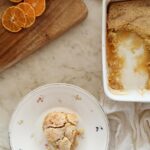 Marilou Instagram – Pouding chômeur à l’érable et à la clémentine durant cette période de l’année où je ne sais plus quel jour on est 🍊

Pour la sauce 
1 ¼ de tasse de crème 10% 
1 tasse de sirop d’érable
¼ de tasse de sucre d’érable 
Le zeste d’une clémentine 

Pour le gâteau 
¼ de tasse d’huile végétale 
¼ de tasse de sucre d’érable 
1 œuf 
1 tasse de farine 
2 c. à thé de poudre à pâte 
6 c. à soupe de lait 
Le jus de 3 clémentine 

Dans une petite casserole, porter à ébullition tous les ingrédients “pour la sauce” en brassant continuellement. Réserver. 

Dans un bol, mélanger l’huile végétale, le sucre d’érable et l’œuf. Réserver. 

Dans un autre bol, mélanger la farine et la poudre à pâte, puis verser sur le mélange précédent avec le lait et le jus de clémentine. Bien mélanger, puis verser au fond d’un plat de cuisson. 

Verser la sauce délicatement sur le mélange, puis enfourner 25 à 30 minutes dans un four préchauffé à 350F.
