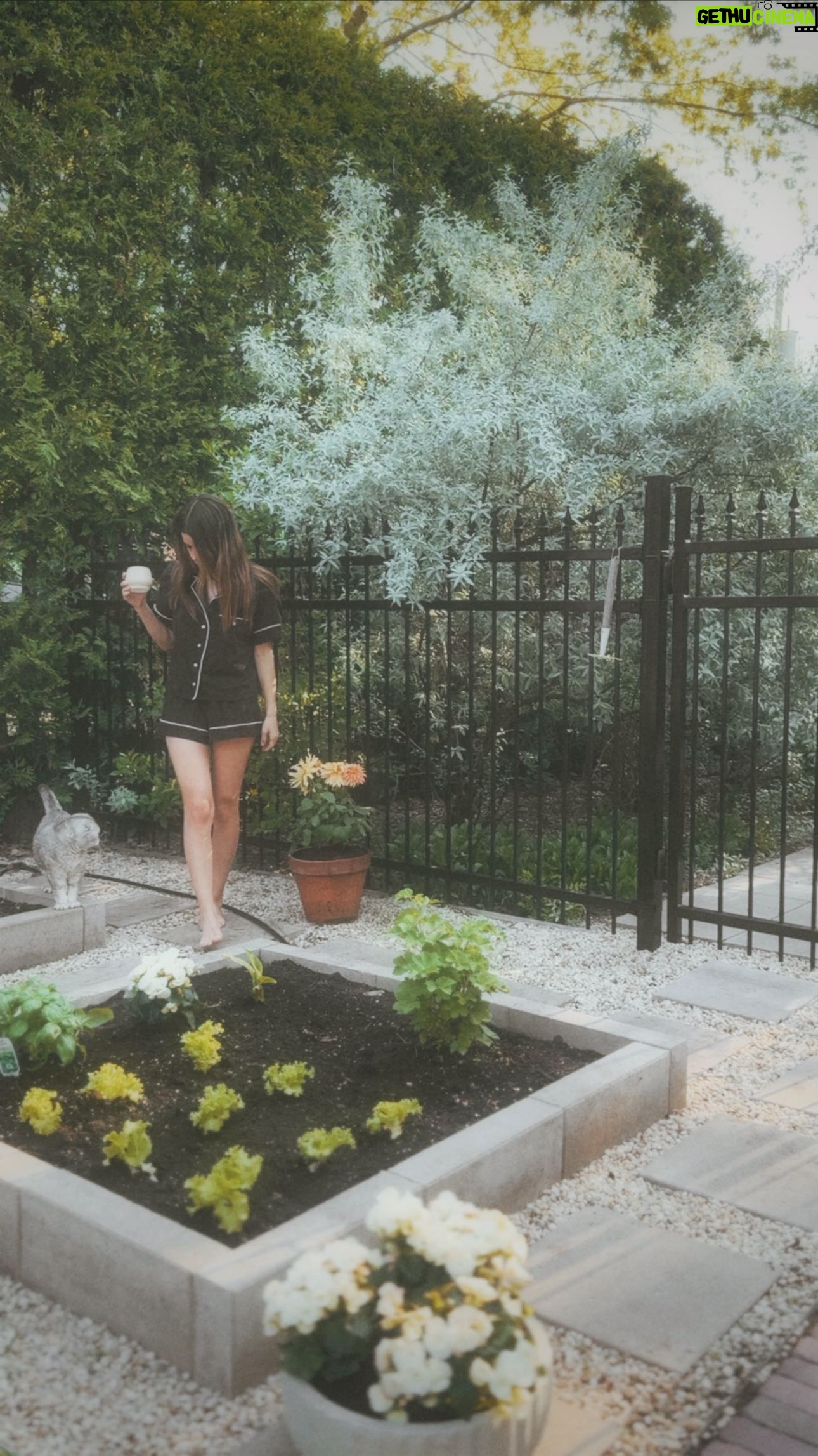 Marilou Instagram - Et hop! Concours pour gagner une carte-cadeau de $1000 à dépenser chez @centredejardinfloreal une autre de $1000 à dépenser chez @centredejardinbrossard 🪴 En allant acheter un magnolia, mes fleurs annuelles, des hydrangeas puffer fish et mes légumes (etc…) comme à chaque année, j’ai rencontré le propriétaire des deux centres et on a décidé de faire un gros concours ici pour le long week-end : Si tu as envie de gagner une des deux cartes-cadeaux de $1000, simplement te manifester dans les commentaires en écrivant « Rive-Nord » si tu souhaite dépenser au @centredejardinfloreal ou « Rive-Sud » si tu souhaite dépenser au @centredejardinbrossard 🤍 J’annoncerai les 2 personnes gagnantes mercredi. Tu dois suivre mon compte ainsi que celui du centre près de chez toi. Bonne chance 🪴🤍