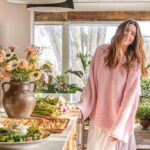 Marilou Instagram – LE MAGAZINE DU PRINTEMPS EST EN KIOSQUE PARTOUT!!!! 🌷🌷🌷

Quand même ironique de vous annoncer ça en pleine tempête de neige et sans électricité mais je me dis que c’est une raison de plus de se plonger dans le contenu de ce trop beau numéro qui met à l’honneur les recettes de semaines faciles, les brunchs, les salades de macaronis, les collations et les rouleaux de printemps (entre autres!). 

Y’a un dossier pour vous aider à organiser votre ménage du printemps ainsi qu’un photoreportage sur la transformation de la chambre de ma fille… et bien plus! 

Trop fière! 

Photo : @justinemarc.aurele 
Mua : @joany.boivin 
Coiffure : @marcuuus 
Stylisme : @elodie.boyer_lafreniere