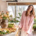 Marilou Instagram – LE MAGAZINE DU PRINTEMPS EST EN KIOSQUE PARTOUT!!!! 🌷🌷🌷

Quand même ironique de vous annoncer ça en pleine tempête de neige et sans électricité mais je me dis que c’est une raison de plus de se plonger dans le contenu de ce trop beau numéro qui met à l’honneur les recettes de semaines faciles, les brunchs, les salades de macaronis, les collations et les rouleaux de printemps (entre autres!). 

Y’a un dossier pour vous aider à organiser votre ménage du printemps ainsi qu’un photoreportage sur la transformation de la chambre de ma fille… et bien plus! 

Trop fière! 

Photo : @justinemarc.aurele 
Mua : @joany.boivin 
Coiffure : @marcuuus 
Stylisme : @elodie.boyer_lafreniere