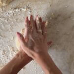 Marilou Instagram - Nouvelle recette de tarte à l’eau 🫣 Il y a trois choses importantes à retenir ; 1. Une tarte à l’eau quand ton eau goûte la clémentine, c’est bon (ça goûte un peu comme une tarte au sucre) 🍊🥃 2. Pas besoin de petites billes de cuisson en céramique pour cuire ta pâte quand tu as un petit cochon ou un trousseau de clef pas loin 😂 3. Pas besoin d’un tamis pour faire une belle neige de sucre à glacer quand tu as une théière 🫖 La recette complète est sur le site www.troisfoisparjour.com 🔍 @montelliercanada 🤍