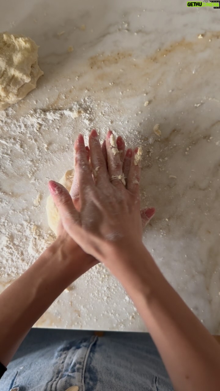 Marilou Instagram - Nouvelle recette de tarte à l’eau 🫣 Il y a trois choses importantes à retenir ; 1. Une tarte à l’eau quand ton eau goûte la clémentine, c’est bon (ça goûte un peu comme une tarte au sucre) 🍊🥃 2. Pas besoin de petites billes de cuisson en céramique pour cuire ta pâte quand tu as un petit cochon ou un trousseau de clef pas loin 😂 3. Pas besoin d’un tamis pour faire une belle neige de sucre à glacer quand tu as une théière 🫖 La recette complète est sur le site www.troisfoisparjour.com 🔍 @montelliercanada 🤍
