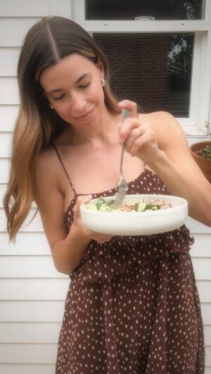 Marilou Instagram - Salade de concombres, lentilles, coriandre & feta 

Pour la salade : 

Concombre, coupé et écrapoutti
Lentille verte (cuites) 
Coriandre, hachée 

Pour la vinaigrette : 

Fromage feta 
Huile d’olive 
Vinaigre balsamique blanc (ou citron) 
Un peu d’eau pour ajuster la texture 

Pour les oignons : 

Oignons rouges ou échalotes françaises, émincés 
Une part d’eau 
Deux parts de vinaigre 
Un peu de sucre 

J’en fait un méga pot et je conserve au frigo, j’en met sur TOUT 

Bon app!