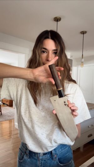 Marilou Instagram - Ma grande était à une fête et ma plus jeune chez une amie pour l’après midi = moment idéal pour essayer le trend des chopped sandwich avec ma petite sélection d’ingrédients et mon cadeau de Noël dont je ne reviendrai jamais 🔪🔪 

Burrata
Olive farcit au citron (les meilleures!)
Cornichon
Laitue 
Herbes fraîches 
Sel, poivre 
Un peu de tomates pour servir sur un pain grillé.

Vraiment pas une fan de sandwich dans vie mais j’approuve ce trend. Essayez-le!
