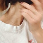 Marilou Instagram – Ce n’est pas une période joyeuse pour tout le monde. 
Je me sens toute aussi heureuse que dévastée. 
J’aime le chemin que prend ma vie. 
Je déteste le chemin que prend le monde. 
Je pense beaucoup. 
Je suis paralysée par les déséquilibres et la violence. 
Et ce n’est pas Noël qui arrive à me faire oublier. 
Tant pis. 
Tant mieux. 
Une pensée à tout ceux qui se sentent comme ça aussi. 

🤍