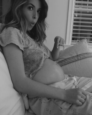 Marilou Instagram - Dans l’ordre: 
- un pot de confiture de mots d’amour
- un acrostiche
- une co création de mes filles 
- une nouvelle oeuvre à exposer 
- un bébé dans mon ventre (2018)
- un bébé dans mon ventre (2015) 

🤍🤍