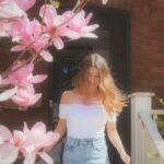 Marilou Instagram – Une pensée pour toutes les mamans 🤍
Je pense à celle qui sera bien entourée aujourd’hui, celle qui se sentira seule, celle qui a le cœur d’une maman mais pas le titre, celle dont le deuil sera encore plus douloureux et celle qui espère si fort un jour avoir le privilège de se faire appeler maman…
@hyundaicanada se joint à moi pour vous souhaiter une douce fête des Mères 💐
🎥 @brookandpeony