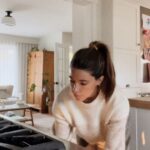 Marilou Instagram – Ma passion pour les salades de brocolis 📈

J’ai essayé ça et c’est vraiment bon. 

Il faut mélanger sur une plaque à cuisson ; 

– 2 brocolis, grossièrement haché
– 3 échalotes françaises, hachées 
– Une poignée de chapelure Panko 
– Une poignée de copeaux de parmesan 
– Un gros filet de sauce soya
– Un gros filet d’huile d’olive 

Puis enfourner une vingtaine de minutes dans un four préchauffé à 325F

Pour la sauce il faut mélanger ensemble du yogourt nature, du beurre d’arachide, de la sauce soya, du sirop d’érable et du vinaigre balsamique blanc. Reste à mélanger et verser sur la salade. 

Je n’ai pas de quantités exactes mais c’est impossible de se tromper en y allant à l’œil.