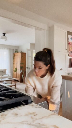 Marilou Instagram - Ma passion pour les salades de brocolis 📈

J’ai essayé ça et c’est vraiment bon. 

Il faut mélanger sur une plaque à cuisson ; 

- 2 brocolis, grossièrement haché
- 3 échalotes françaises, hachées 
- Une poignée de chapelure Panko 
- Une poignée de copeaux de parmesan 
- Un gros filet de sauce soya
- Un gros filet d’huile d’olive 

Puis enfourner une vingtaine de minutes dans un four préchauffé à 325F

Pour la sauce il faut mélanger ensemble du yogourt nature, du beurre d’arachide, de la sauce soya, du sirop d’érable et du vinaigre balsamique blanc. Reste à mélanger et verser sur la salade. 

Je n’ai pas de quantités exactes mais c’est impossible de se tromper en y allant à l’œil.