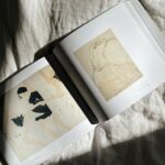Marilou Instagram - Ce n’est pas un GRWM mais si ça intéresse quelqu’un, voici l’art que j’ai consommé dernièrement. Les suggestions de livres, de comptes d’artistes, etc. sont les bienvenus dans les commentaires. J’ai hâte de vous lire 🤍 1. Pages : la nouvelle chanson de @ninanesbitt que j’ai écoutée au moins 100 fois depuis sa sortie. 2. Récitatif : une nouvelle écrite par Toni Morrison qui m’a profondément touchée. C’est bouleversant quand autant de grands thèmes comme l’identité, la question raciale, les préjugés, l’enfance, les liens familiaux, l’abandon, la violence et le pouvoir sont abordés en si peu de pages avec autant de précision. 3. L’alchimiste : ça fait des années que je veux le lire (j’étais la seule au monde à ne pas l’avoir fait je crois!). Je dois dire que j’avais de grandes attentes alors j’étais comme déçue pendant la lecture et surtout à la fin. Mais les métaphores et plusieurs leçons du livre m’habitent depuis. 4. Faire la romance : j’ai lu ce récit de @lesfourchettes comme on enlève un plaster : vite pour que ça fasse moins mal. Parce que j’avais peur de ressentir du jugement, de la culpabilité, des regrets, de l’inconfort. Mais c’est tout le contraire qui s’est produit. C’est une lecture qui ouvre le cœur et la réflexion. Si c’était à refaire je le lirais comme je bois mon café : lentement pour que ça dure longtemps! 5. Balise : @verobuist a invitée des citoyens à prendre des lieux en photo dans le but de les recréer en brodant dans du papier qu’elle fabrique elle-même. C’est unique et tellement magnifique ce qu’elle fait. 6. J’ai découvert les corps sans visages de @juliettelemontey il n’y a pas si longtemps. J’ai commandé sa monographie en ligne chez @ameliemaisondart et je le recommanderais demain matin. (bravo si tu t’es rendu jusqu’ici. Tu me diras si tu aimerais que je fasses ça plus souvent) xx