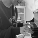 Marilou Instagram – Samedi matin sur le piano désaccordé & la joie de retrouver la voix après une trop longue extinction 🫶
