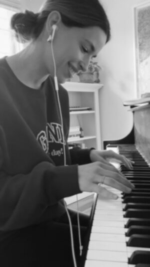 Marilou Instagram - Samedi matin sur le piano désaccordé & la joie de retrouver la voix après une trop longue extinction 🫶