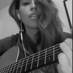 Marilou Instagram – Je trouve ça difficile de faire face à l’actualité ces derniers temps. Avec tout ce qui se passe dans le monde. 

Je me sens impuissante quand j’observe. 
Lâche quand je reste silencieuse. 
Superficielle quand je parle d’autres choses. 
Déphasée quand j’ose me soucier de mes petits problèmes personnels. 
Pathétique quand j’essaie de mettre des mots et qu’en plus je n’en trouve pas. 

Je ne sais pas comment faire pour exister convenablement sur des plateformes sociales quand les images et les vidéos tragiques qui circulent me rappellent qu’il est difficile d’exister tout court pour trop de gens.