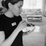 Marilou Instagram – Le café du dimanche après midi. 

J’ai vu passer une café coulé sur une genre de crème de pistache ce matin. J’ai voulu essayer sur une tartinade de chocolat. C’est bon 🫨 

Tartinade de chocolat   espresso   lait chaud   pistache hachée super finalement.