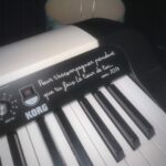 Marilou Instagram – Photo dump de tournée. 

1. Un soundcheck quand ton drummer est photographe
2. Ma chanson préférée de tous les temps 
3. Quand une affiche de dépanneur t’inspire un petit Photoshop de route (😂😂) 
4. Nouveau piano-cadeau 🎹
5. Si la version de moi-même qui a écrit cette chanson en 2020, le cœur en décomposition, pouvait voir ça… 
6. La bienveillance incarnée 
7. Comme la numéro un 

🤍