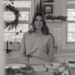 Marilou Instagram – Je pense que ce que j’aime le plusssss de mon travail c’est la diversité des projets, les journées qui ne se ressemblent pas et les merveilleux humains que je côtoies. 

Aujourd’hui je tournais des capsules recettes pour le temps des Fêtes avec ma brillante équipe et j’ai déjà hâte de vous partager tout ça🎄