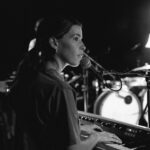 Marilou Instagram – Photo dump de tournée. 

1. Un soundcheck quand ton drummer est photographe
2. Ma chanson préférée de tous les temps 
3. Quand une affiche de dépanneur t’inspire un petit Photoshop de route (😂😂) 
4. Nouveau piano-cadeau 🎹
5. Si la version de moi-même qui a écrit cette chanson en 2020, le cœur en décomposition, pouvait voir ça… 
6. La bienveillance incarnée 
7. Comme la numéro un 

🤍
