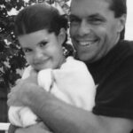Marilou Instagram – Bonne fête mon papa. Le plus dévoué. 

Je t’aime tant. 

(la seule chose que je ne te pardonnerai jamais c’est d’avoir laissé maman me coiffer comme sur la dernière image!!) 

@johnnybizbiz @lisedupuis