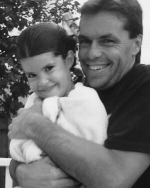 Marilou Instagram - Bonne fête mon papa. Le plus dévoué. 

Je t’aime tant. 

(la seule chose que je ne te pardonnerai jamais c’est d’avoir laissé maman me coiffer comme sur la dernière image!!) 

@johnnybizbiz @lisedupuis