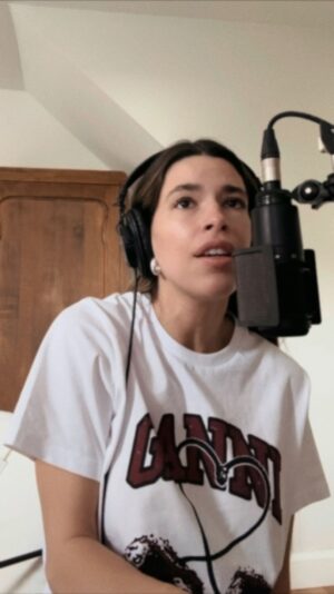 Marilou Instagram - La trame sonore de ma première peine d’amour reprise 16 ans plus tard, tôt un jeudi matin 🤍

(y’a un trending audio trop magnifique qui circule de cette chanson-là. Alors disons que c’est mon cover d’un cover!!)