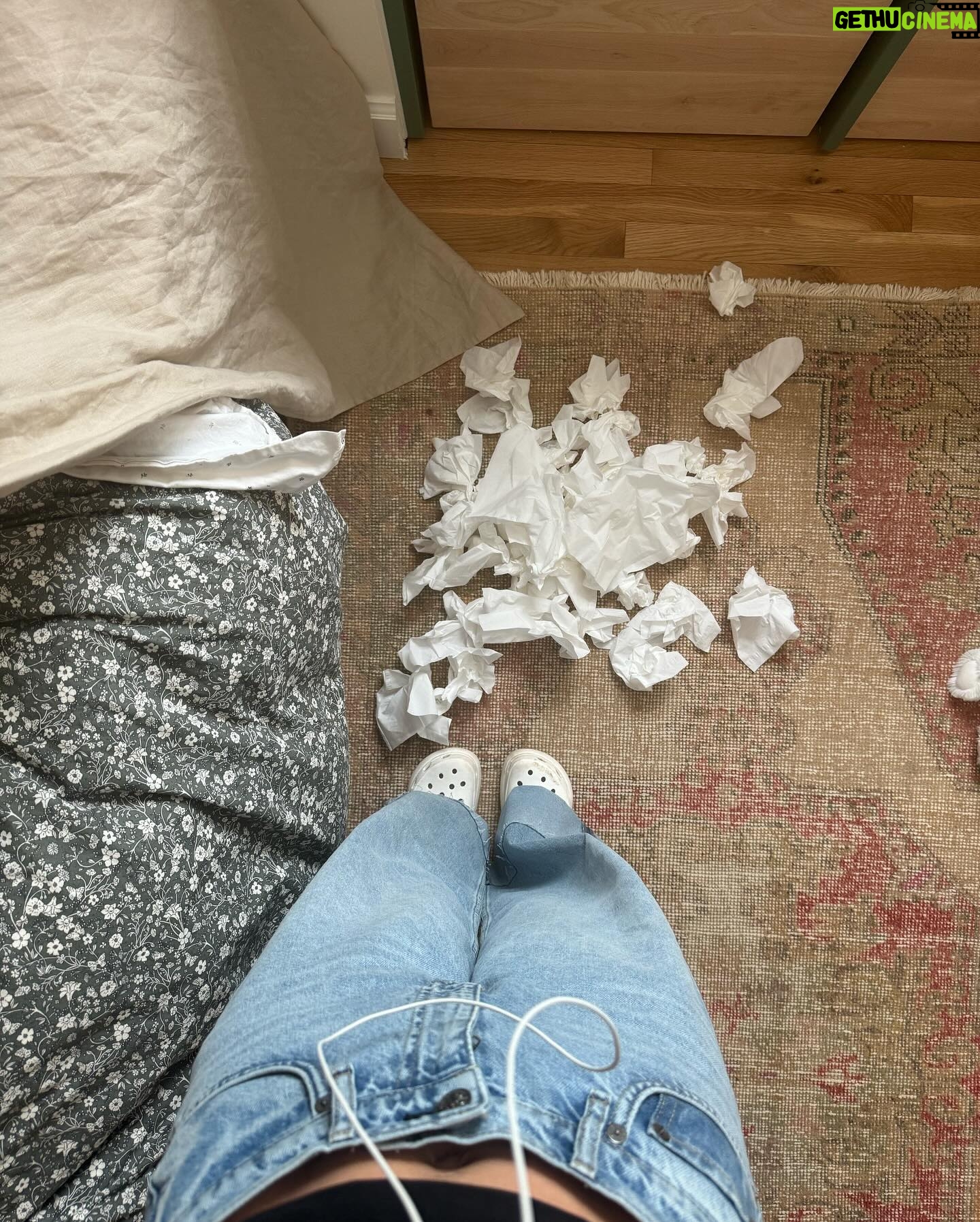 Marilou Instagram - Mi-avril dump. De la passion de ma grande pour Martine, au moment où j’ai réalisé qu’on n’est plus - toujours - malade comme durant les années de la petite enfance et que c’est génial. De ma première répétition avec mon band à l’éclipse. D’une immersion dans l’art visuel avec une petite perle, au début des tournages de (insérez le nom ici parce que je ne peux le faire moi). Pour finir avec l’œuvre d’une psychanalyste qui me touche profondément, surtout après les années que je viens de vivre au plan personnel. Que ce qui ressemble à des mots ne dise vraiment rien ou absolument tout @galerie_c.o.a 🫶